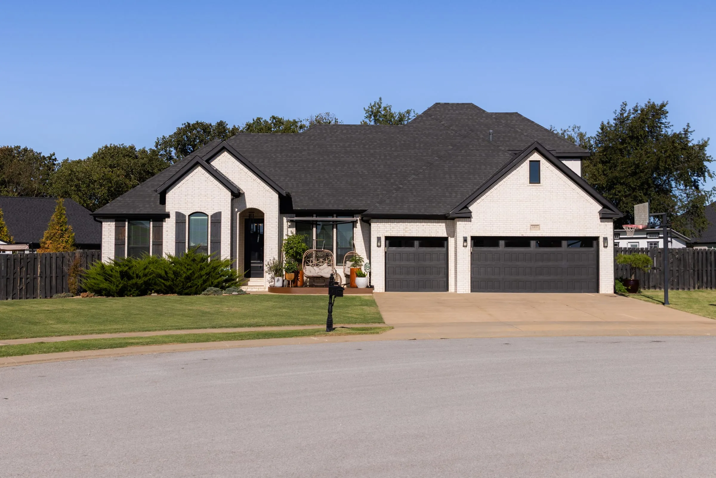 819 Malbec Road, Tontitown, AR, a 4-bed Northwest Arkansas home for sale listed by Kendra Madewell